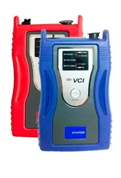 🚗💥 معرفی دیاگ تخصصی GDS HYUNDAI & KIA: ابزار اورجینال برای تعمیرکاران حرفهای 🔧✨ دستگاه GDS (Global Diagnostic System)، محصول اورجینال کمپانی هیوندای و کیا، یکی از پیشرفتهترین ابزارهای عیبیابی و پروگرامینگ ECU در بازار ایران است. این دستگاه به طور خاص برای تعمیرکاران حرفهای و تعمیرگاههای تخصصی خودروهای کرهای طراحی شده و پوشش کاملی از مدلهای هیوندای مانند سانتافه، توسان، النترا و سوناتا ارائه میدهد. همچنین، برای خودروهای کیا از جمله سورنتو، اپتیما، اسپورتیج و سراتو مناسب است. GDS از مدلهای قدیمی تا سال ۲۰۲۴ پشتیبانی میکند و شامل خودروهای هیبریدی و الکتریکی (EV) میشود، که این ویژگی آن را به گزینهای ایدهآل برای کار با فناوریهای نوین تبدیل کرده است. با تمرکز بر دقت و کارایی، GDS به تعمیرکاران کمک میکند تا مشکلات پیچیده را سریعتر حل کنند و درآمد خود را افزایش دهند، به ویژه در تعمیرگاههای شلوغ که زمان حیاتی است. ویژگیهای کلیدی دستگاه: صفحه نمایش رنگی لمسی با اندازه ۸ تا ۱۰ اینچی (بسته به مدل)، مجهز به تاچ حساس و وضوح بالا برای عملیات دقیق 📱؛ پشتیبانی کامل از زبانهای فارسی و انگلیسی برای کاربران ایرانی 🌐؛ رابط کاربری ساده، حرفهای و کاربرپسند که حتی برای تازهکاران قابل استفاده است ⚙️؛ ابعاد کوچک و وزن سبک برای حمل آسان در تعمیرگاه یا خارج از آن؛ محدوده ولتاژ گسترده ۸ تا ۴۰ ولت با قابلیت شارژ اتوماتیک مستقیم از پورت OBD خودرو یا شارژر مستقل، بدون نیاز به باتری خارجی 🔋؛ اتصالات متنوع شامل USB، بلوتوث و WiFi برای آپدیت سریع و انتقال دادهها 🌐، با امکان اتصال مستقیم به سرورهای رسمی هیوندای و کیا برای دسترسی به دادههای اورجینال و بهروز. این ویژگیها باعث میشوند GDS نه تنها یک ابزار عیبیابی باشد، بلکه یک دستیار هوشمند برای مدیریت کامل سیستمهای خودرو. قابلیتهای گسترده و پیشرفته: عیبیابی جامع ECUهای مختلف مانند موتور، گیربکس اتوماتیک، سیستم ترمز ABS، کیسههای هوا، سیستمهای هیبریدی و الکتریکی؛ پاک کردن کدهای خطا به صورت سریع و ایمن؛ نمایش پارامترهای زنده و گرافیکی (تا ۱۲ مورد همزمان) با ابزارهای اسکوپ برای تحلیل دقیق 📊؛ تست عملگرها شامل ترمز ABS، کیسه هوا، سیستم تهویه مطبوع، گیربکس و اجزای هیبریدی 🛠؛ دانلود، تبدیل و ریمپ ECU برای تیونینگ و بهینهسازی عملکرد 💻؛ تعریف ریموت و کلید برای مدلهای جدید و قدیمی با امنیت بالا 🔑؛ پیکربندی سیستمهای مولتیپلکس و ECUهای هیبریدی برای تنظیمات پیشرفته 📈؛ آپدیت آنلاین سریع و افزودن برنامههای جدید از راه دور؛ ماژولهای تخصصی مانند تست باتری، اصلاح کیلومتر، داینو خیابانی، پروگرامینگ مستقیم ECU و دسترسی به دادههای کارخانهای محرمانه 🔒. این دستگاه با سرعت بالای اتصال و عملیات، پوشش کاملی از خودروهای کرهای ارائه میدهد و برای تعمیرگاههای تخصصی هیوندای و کیا ایدهآل است، بدون اینکه نیاز به تجهیزات اضافی داشته باشد. علاوه بر این، قابلیتهای پیشرفته مانند تحلیل دادههای واقعیزمان به تعمیرکاران کمک میکند تا مشکلات پنهان را شناسایی کنند و تعمیرات را با دقت بالاتری انجام دهند. بستههای نرمافزاری متنوع (با لایسنس سالانه، قابل ارتقا و آپدیت مادامالعمر آنلاین): Basic: تمرکز روی عیبیابی استاندارد، دانلود ECUهای پایه هیوندای/کیا، تعریف ریموت ساده. قیمت تقریبی: ۴۰-۶۰ میلیون تومان – مناسب برای تعمیرکاران تازهکار با مدلهای رایج. Standard: اضافه کردن تبدیل ECU، پیکربندی مولتیپلکس، پشتیبانی از مدلهای هیبریدی و گیربکس اتوماتیک، تست پارامترهای گرافیکی پیشرفته. قیمت تقریبی: ۷۰-۱۰۰ میلیون تومان – برای کارگاههای متوسط. Professional: قابلیتهای کامل مانند ریمپ و تیونینگ ECU، تعریف ریموت پیشرفته برای مدلهای جدید، اصلاح کیلومتر، ماژول داینو و تست باتری، پوشش بیشتر هیبریدی/EV. قیمت تقریبی: ۱۱۰-۱۵۰ میلیون تومان – برای حرفهایها. Full Package: همه قابلیتها به علاوه دسترسی به دادههای کارخانهای، پروگرامینگ مستقیم، پوشش مدلهای جهانی و پشتیبانی VIP. قیمت تقریبی: ۱۶۰-۲۵۰ میلیون تومان (بسته به آپشنها و لایسنس). هر پکیج امکان ارتقا دارد و با آپدیتهای منظم، ارزش سرمایهگذاری بلندمدت را افزایش میدهد. وسایل جانبی کامل همراه دستگاه: کیف حمل حرفهای و مقاوم، قلم تاچ برای صفحه لمسی، شارژر مستقل، کانکتورهای استاندارد مانند ۱۶ پین OBD و USB، آداپتورهای اختصاصی هیوندای/کیا، کابلهای اتصال متنوع و ابزارهای جانبی مانند پروبهای تست برای عملیات دقیق. همه اقلام آماده برای استفاده فوری و بدون نیاز به خرید اضافی، که این امر هزینههای اولیه را کاهش میدهد و بهرهوری را افزایش میدهد.